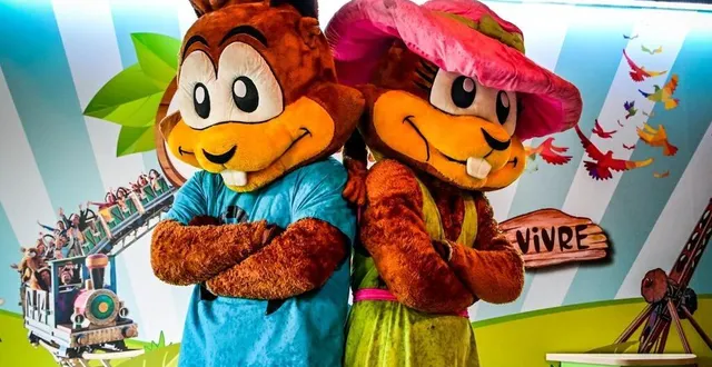 photo  « les visiteurs aiment prendre des photos avec les mascottes » explique florian sacreste, directeur de papéa parc.  &copy;  photo le maine libre - yvon loue 