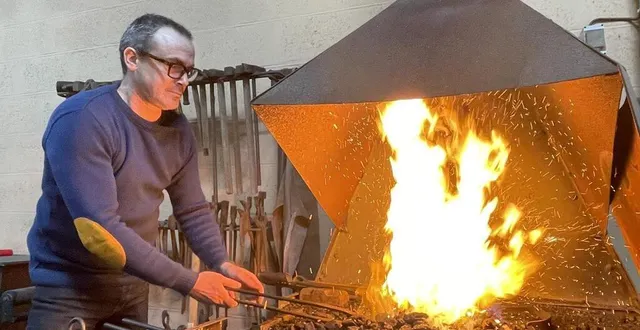 photo  thomas duriez travaille le bois aussi bien que la ferronnerie.  &copy;  le maine libre 