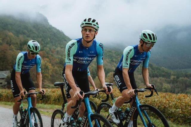 photo decathlon ag2r la mondiale a privilégié la continuité, avec la même tenue qu’en 2024, seul quelques sponsors évoluant.  ©  photo : decathlon ag2r la mondiale