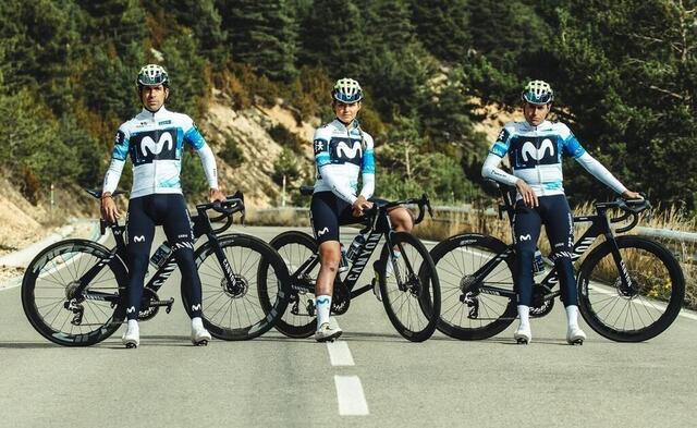 photo movistar abandonne le bleu pour un maillot tricolore, avec une dominante blanche.  ©  photo : movistar