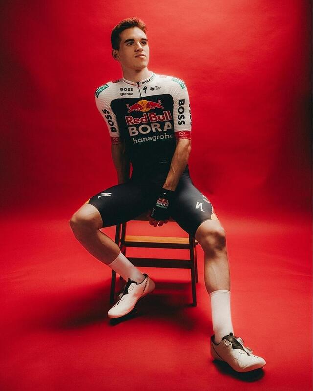 photo le maillot 2025 de l’équipe s’accompagne de manchettes et d’un haut de maillot blancs.  ©  photo : red bull-bora-hansgrohe