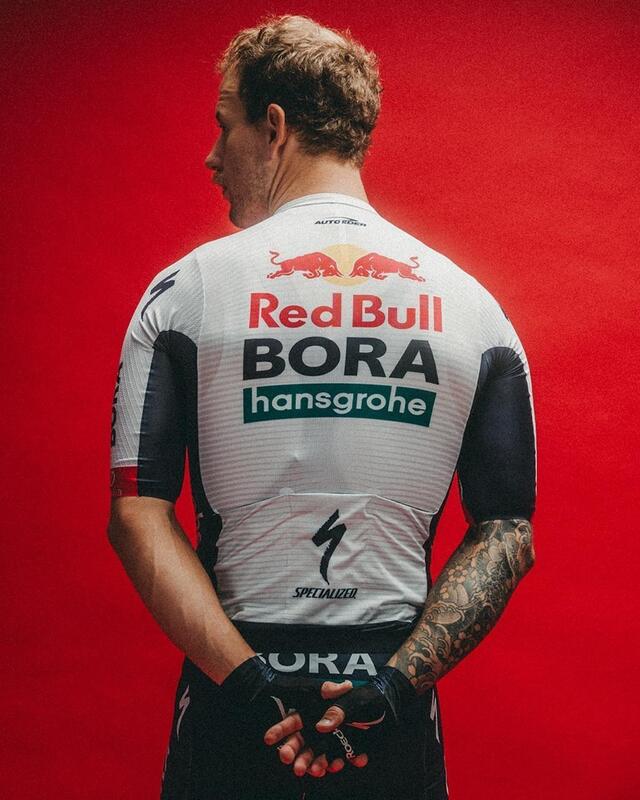 photo l’équipe sera surtout reconnaissable sur les plans aériens ou de dos, avec l’arrière du maillot blanc.  ©  photo : red bull-bora-hansgrohe