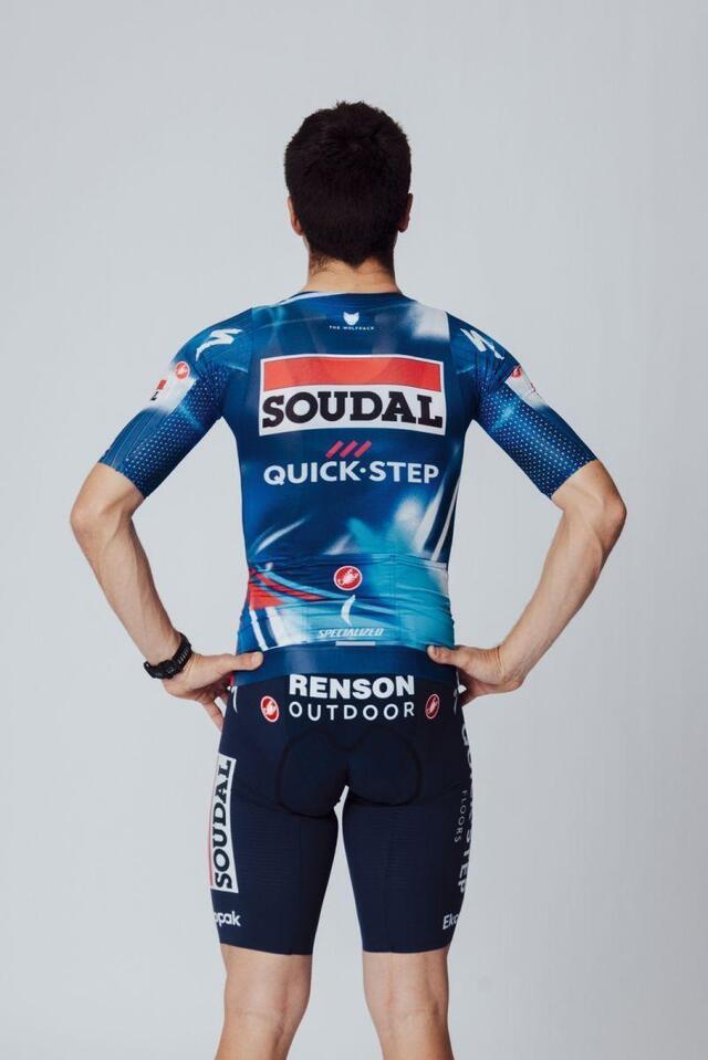 photo de dos, soudal- quick step sera toujours reconnaissable à sa dominante bleue, avec quelques pointes de rouge.  ©  photo : soudal quick step