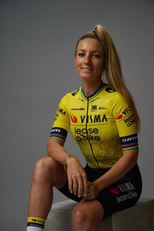 photo pauline ferrand-prévot sous ses nouvelles couleurs de visma - lease a bike, qui aura le même maillot pour ses équipes hommes et femmes.  ©  photo : visma - lease a bike