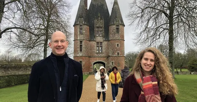 photo  hervé yannou, administrateur et emma fonteneau, chargée de communication du château de carrouges.  &copy;  ouest-france 