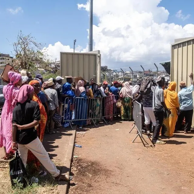 photo des personnes patientent depuis de longues heures pour accéder à un hôpital de campagne installé après le passage du cyclone chido sur l’île de mayotte.  ©  le pictorium/maxppp