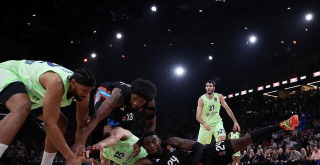 photo  les parisiens (en maillot noir) ont subi la loi de barcelone à l’accor arena de bercy, vendredi 3 janvier.  ©  photo : franck fife / afp 