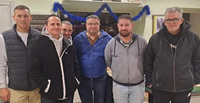 photo  le cercle de l’union, section pétanque, a organisé son tournoi de noël. 128 équipes étaient inscrites sur huit séries où les gagnants dans la a et la b revenaient jouer les finales le 29 décembre. la victoire est revenue à une équipe de doué-la-fontaine, moura mickaël et antony guicastro pour la a, et père et fils couroussé pour la b. « on a pu voir du très beau spectacle pour les parties finales et les spectateurs étaient nombreux », explique le président stéphane trémondière.  &copy;  co 