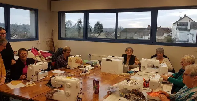 photo  ça ne fait pas un pli : entre ouvrages et bavardages, une cohésion de groupe se tisse.  &copy;  le maine libre 