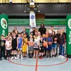 photo  les jeunes du colsg basket, lors de la visite cet automne de joueurs pros du msb (le mans sarthe basket), entourant jennifer lebert, nouvelle présidente (tee-shirt orange sur la photo). 