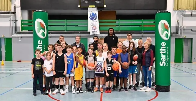 photo  les jeunes du colsg basket, lors de la visite cet automne de joueurs pros du msb (le mans sarthe basket), entourant jennifer lebert, nouvelle présidente (tee-shirt orange sur la photo).  &copy;  colsg basket 