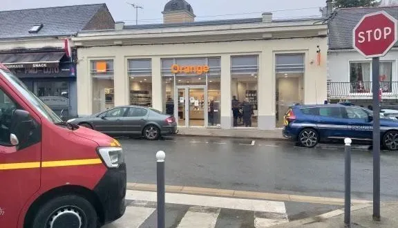 photo  plusieurs malfaiteurs ont dérobé de nombreux téléphones dans la boutique orange de montval-sur-val, ce samedi après-midi.  &copy;  le maine libre 