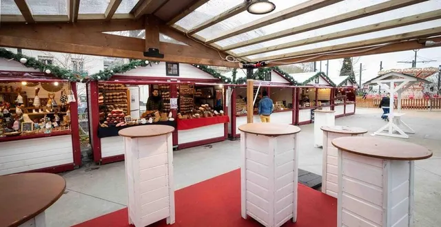 photo  angers, place molière, samedi 4 janvier 2025. la trop faible fréquentation du marché de noël sur la place molière a contraint les organisateurs à diminuer les tarifs de location de la dizaine de chalets.  &copy;  photo co - régine lemarchand 