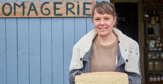 photo  lucie mésange a mis au point sa raclette de la ferme du frêne au lude (sarthe).  &copy;  yanne boloh 