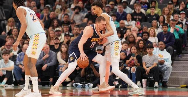 photo  nikola jokic a pris sa revanche sur victor wembanyama avec la victoire (122-111) des nuggets contre les spurs.  ©  photo : darren carroll / afp 