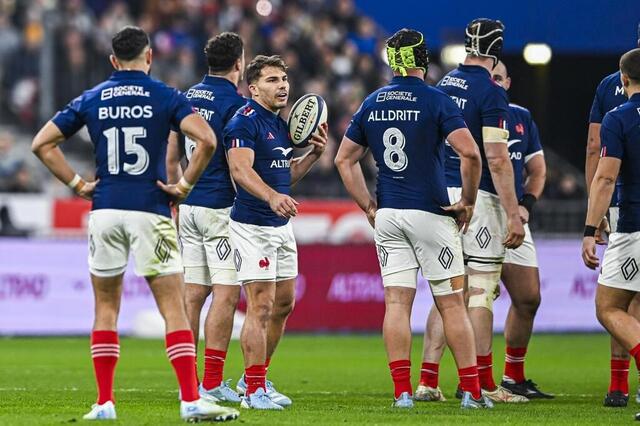 photo antoine dupont et les bleus viseront le titre lors du tournoi des 6 nations 2025.  ©  photo : victor joly / afp