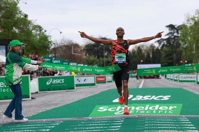 photo mulugeta uma lors de sa victoire au marathon de paris 2024.  ©  photo : emmanuel dunand / afp