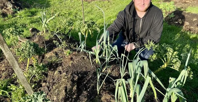 photo  dans son jardin participatif à angers, jordan maudemain, fondateur et président de l’association du boxon au jardin, fourmille de projets.  &copy;  ouest-france 