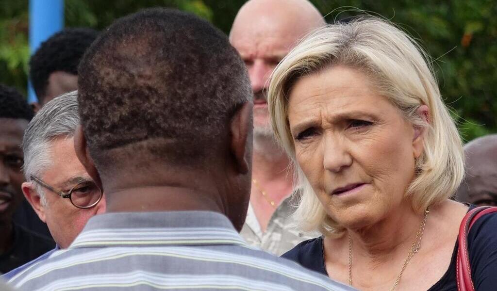 En visite à Mayotte, Marine le Pen appelle à ne pas oublier « les