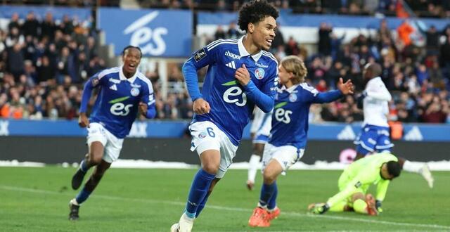 photo  felix lemarechal a donné l’avantage au rc strasbourg face à l’aj auxerre à l’heure de jeu dans cette 16e journée de ligue 1.  ©  photo : frederick florin / afp 