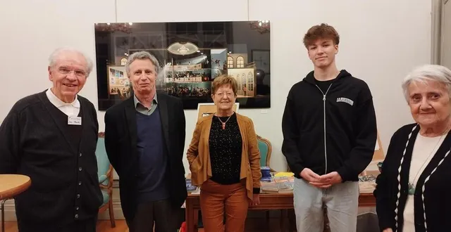 photo  jean-claude haiyez, au côté des lauréats : bernard liau, marie-claude saby, loês harel et jacqueline bernard.  &copy;  ouest-france 