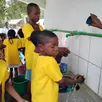 photo les enfants de l’école de brousse vasa disposent désormais de l’eau courante grâce à la mise en fonctionnement d’une pompe à eau solaire.