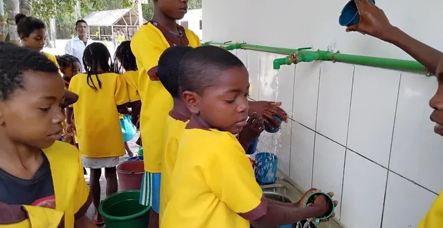 photo  les enfants de l’école de brousse vasa disposent désormais de l’eau courante grâce à la mise en fonctionnement d’une pompe à eau solaire.  &copy;  christophe rochard 