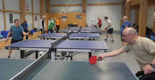 photo  une séance pour les féminines ouvre le samedi matin, dans la belle salle de tennis de table, située entre le cimetière et le vestiaire du football.  &copy;  ouest-france 