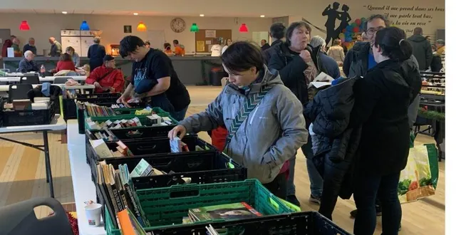 photo  la vente de livres organisée par le ccas au profit du téléthon.  &copy;  le maine libre 