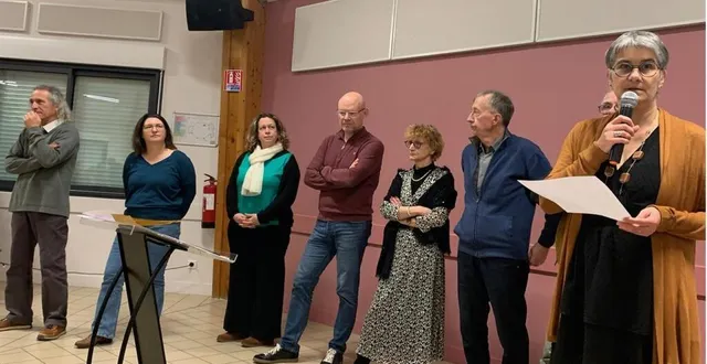 photo  florence février, maire de saint-ouen-en-belin, et son conseil municipal.  &copy;  le maine libre 