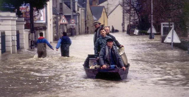 photo  cheffes, le 2 février 1995. alors que la décrue était amorcée, on circulait toujours en barque dans le village évacué.  &copy;  archives co - philippe bonnarme 