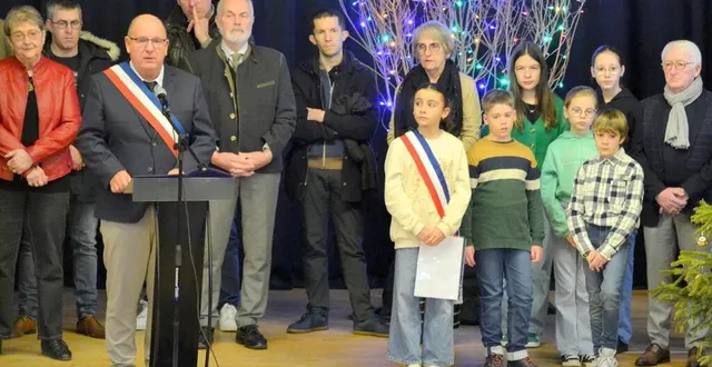 photo  les vœux de jean-françois zalesny ont été suivis de ceux de léa nourry, pour le conseil municipal des jeunes.   &copy;  le maine libre 