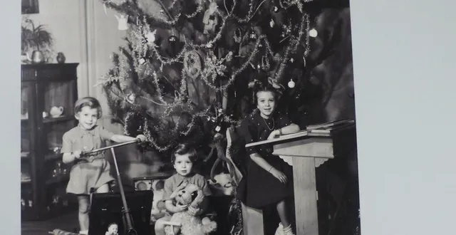 photo  des jeunes angevins avec leurs cadeaux de noël au début du xxe siècle.  &copy;  alzieu 