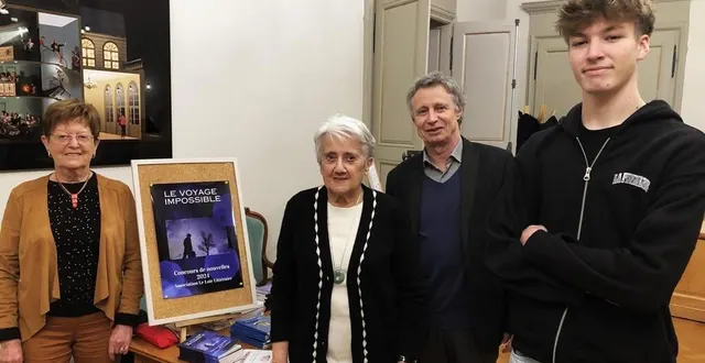 photo  les lauréats du concours du loir littéraire. de gauche à droite : marie-claude saby, jacqueline bernard, bernard liau et loes harel. absent sur la photo jean delais.  &copy;  le maine libre 
