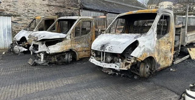 photo  val d'erdre-auxence, lundi 6 janvier 2025. le feu aurait démarré dans trois utilitaires appartenant à un paysagiste.  &copy;  garage rongère 