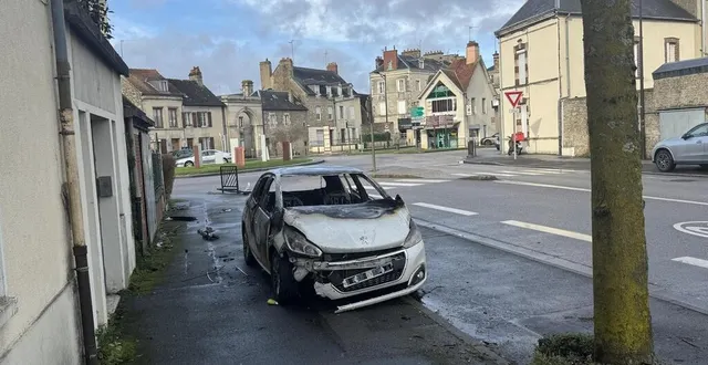 photo  une voiture a brûlé rue rhin-et-danube à alençon (orne), ce lundi 6 janvier 2025.  &copy;  ouest-france 