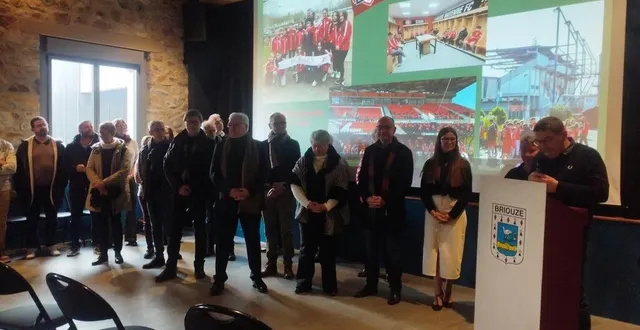 photo  jacques fortis entouré des élus locaux et de son équipe municipale.  &copy;  ouest-france 