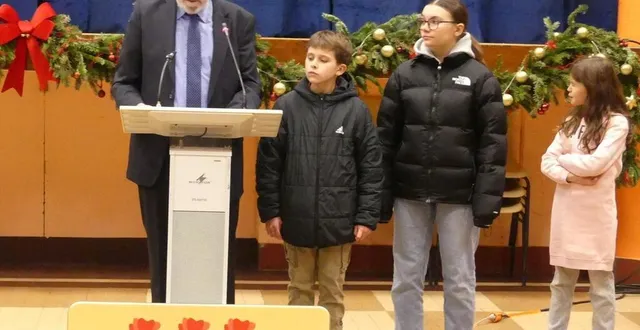 photo  daniel chevée a présenté ses vœux accompagné de membres du conseil municipal des jeunes  &copy;  ouest-france 