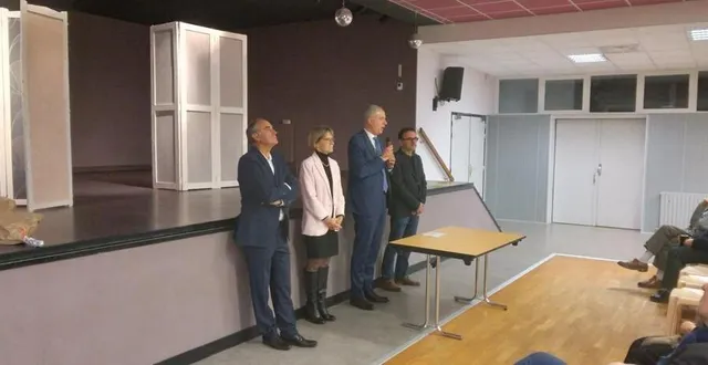 photo  didier duvaldestin (maire), véronique louwagie (ministre déléguée), sébastien jallet (préfet de l’orne) et thierry liger (député) lors de la cérémonie des vœux d’échauffour (orne), vendredi 3 janvier 2025.  &copy;  ouest-france 