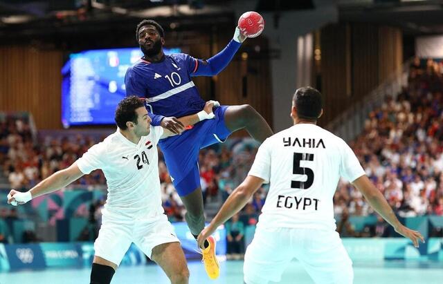 photo opéré de l’épaule droite en novembre dernier, dika mem va aussi pouvoir retrouver la compétition avec les bleus, avant le mondial.  ©  photo : afp