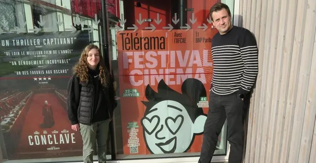 photo  manon godet, employée, aux côtés de vincent thibault, le directeur du cinéma confluences de sablé-sur-sarthe, pose près de l’affiche du festival cinéma télérama du 22 au 28 janvier prochain.  &copy;  ouest-france 