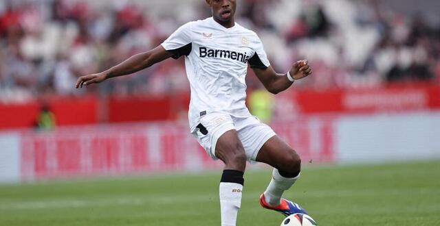 photo  jeanuël belocian lors d’un match de présaison avec le bayer leverkusen.  ©  christof koepsel/getty images via afp 