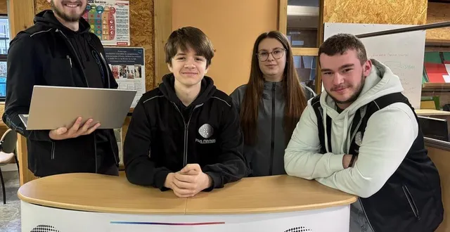 photo  théo thiberge, maxence tourte, solène freteau et lucas briere sont les nouveaux accompagnants numériques du pays fléchois.  &copy;  ouest-france 