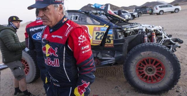 photo  carlos sainz a dû abandonner le dakar 2025, ce lundi 6 janvier.  ©  photo : julien delfosse / afp 