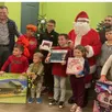photo  les enfants des sapeurs-pompiers ont été gâtés par le père noël. 