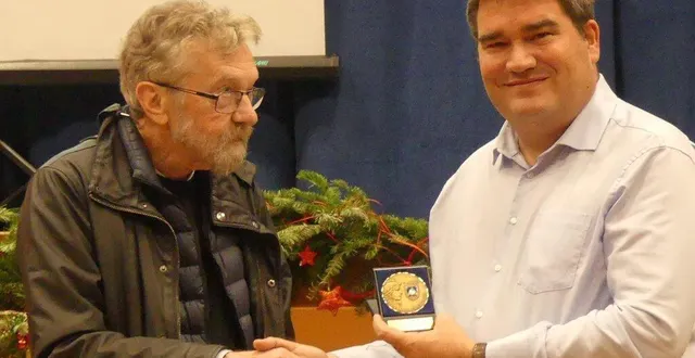 photo  le sénateur olivier bitz (à droite) a remis la médaille.  &copy;  ouest-france 