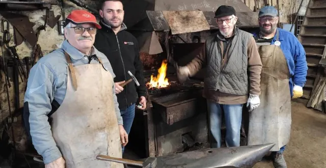 photo  les membres de l’association la forge accueillent le public chaque premier dimanche du mois.  &copy;  le maine libre 