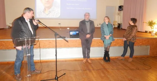 photo  le maire nicolas mourier (à g.) a présenté ses vœux vendredi.  &copy;  le maine libre 