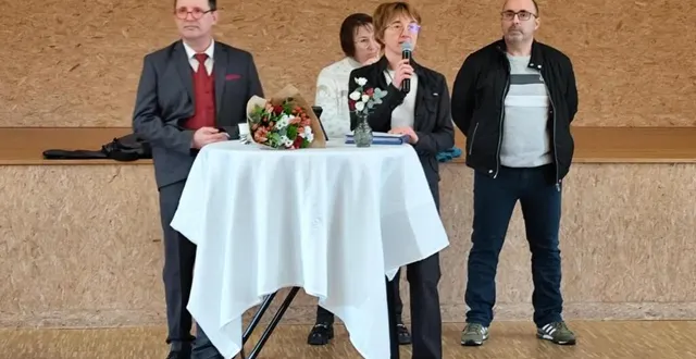 photo  le maire sylvain poirrier a reçu les vœux de son conseil par la voix de marie-hélène kuhn, première adjointe.  &copy;  le maine libre 