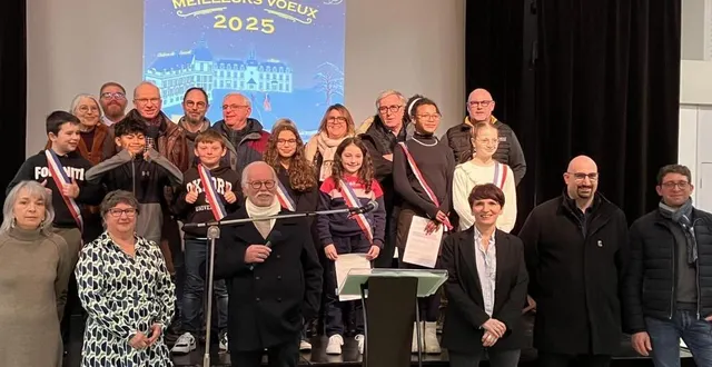 photo  la cérémonie des vœux a réuni le conseil municipal et celui des enfants autour du maire.  &copy;  co 